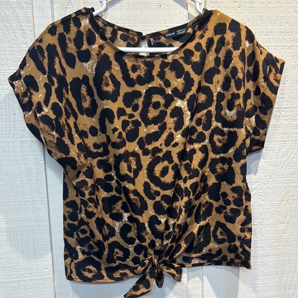 Black and brown cheetah leopard print Tie Front Cap Sleeve Tee size medium
